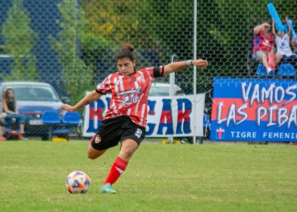 La capitana Alumin&eacute; Medina, en pleno despeje en la cancha donde hizo de local Tigre.