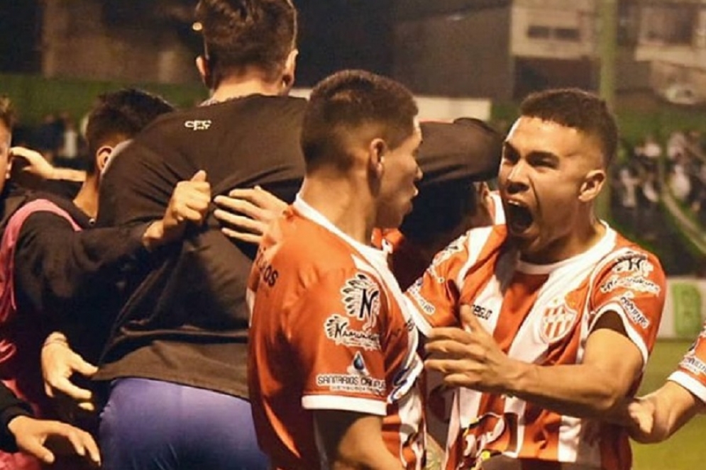 Trejo grita su gol y Quinteros va abrazarlo. /Prensa Ca&ntilde;uelas. 