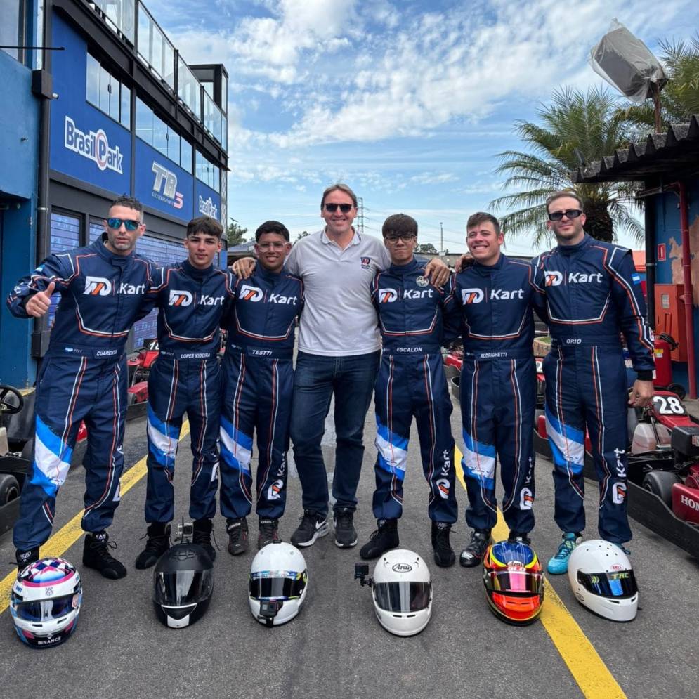 Cuarenta (el 1ero de la izq.) junto a sus compa&ntilde;eros&nbsp;de&nbsp;equipo.