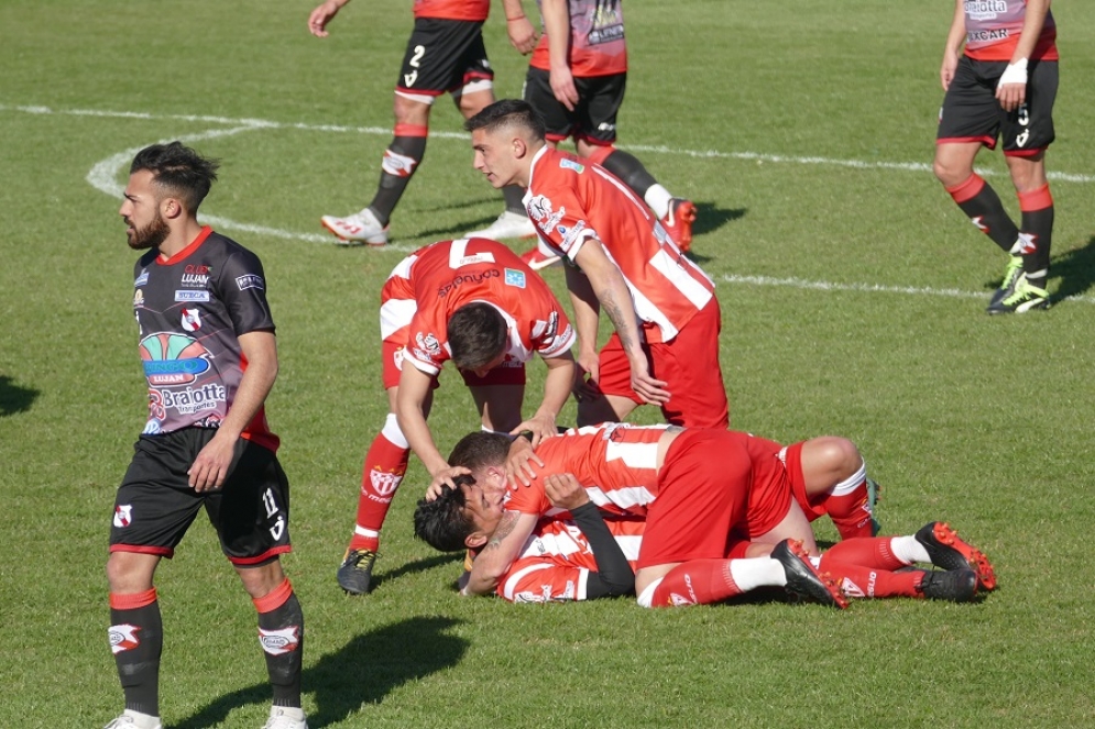 Los jugadores del CFC celebran uno de los tantos de Cano. 