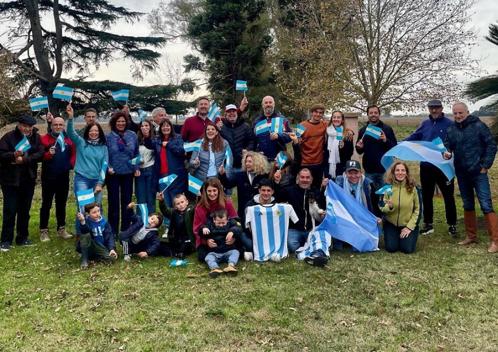Mac Goey junto a los dirigentes que lo acompa&ntilde;an en el D&iacute;a de la Bandera. 