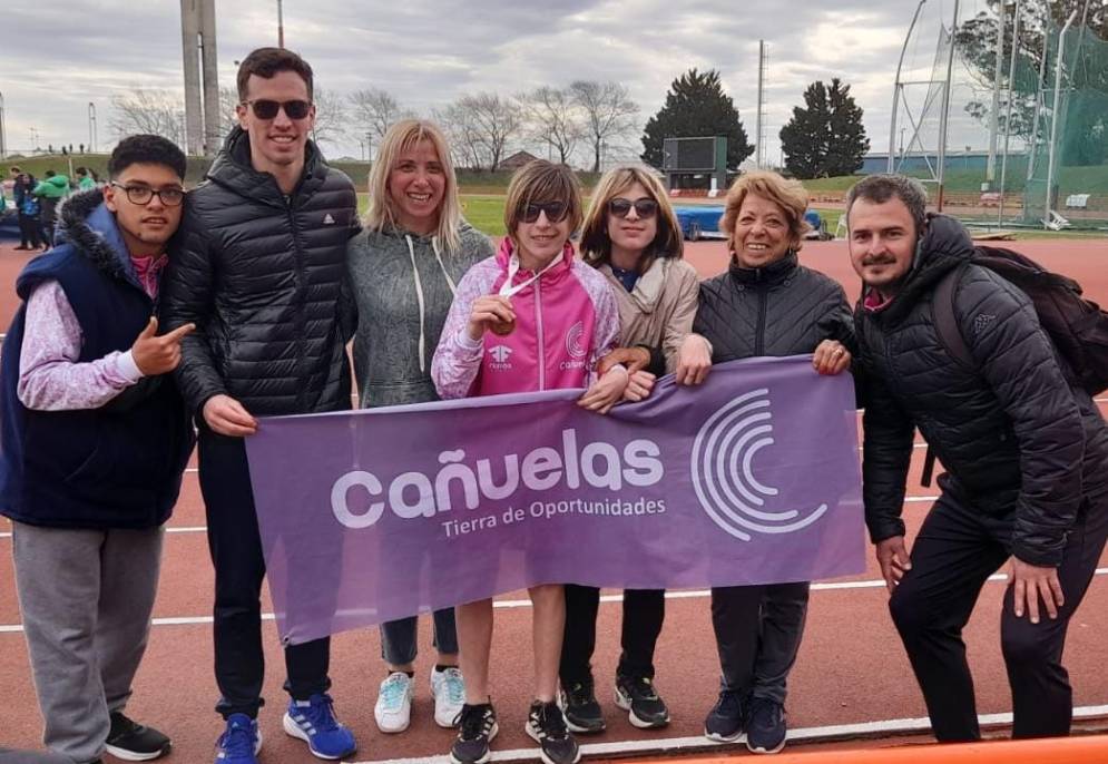 Barbieri junto a su madre, su hermano y parte de la delegaci&oacute;n. 
