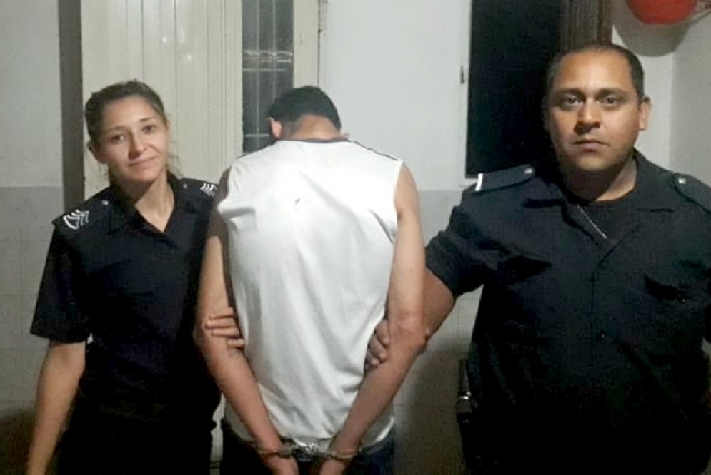 La polic&iacute;a con el delincuente detenido. 