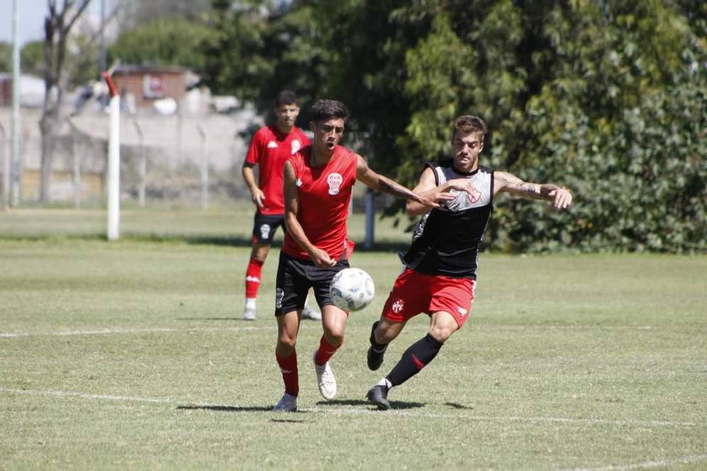 Bautista Hern&aacute;ndez, en uno de los segmentos del amistoso. Ph: prensa&nbsp;Hurac&aacute;n.
