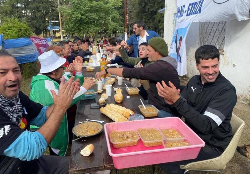 Aristegui, de campera negra, el 25 de mayo comparti&oacute; un almuerzo con dirigentes del kicilofismo.