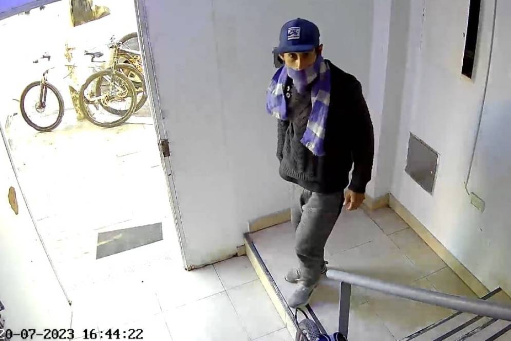 El delincuente lleg&oacute; a observar que hab&iacute;a una c&aacute;mara film&aacute;ndolo, pero no lo intimid&oacute;. 