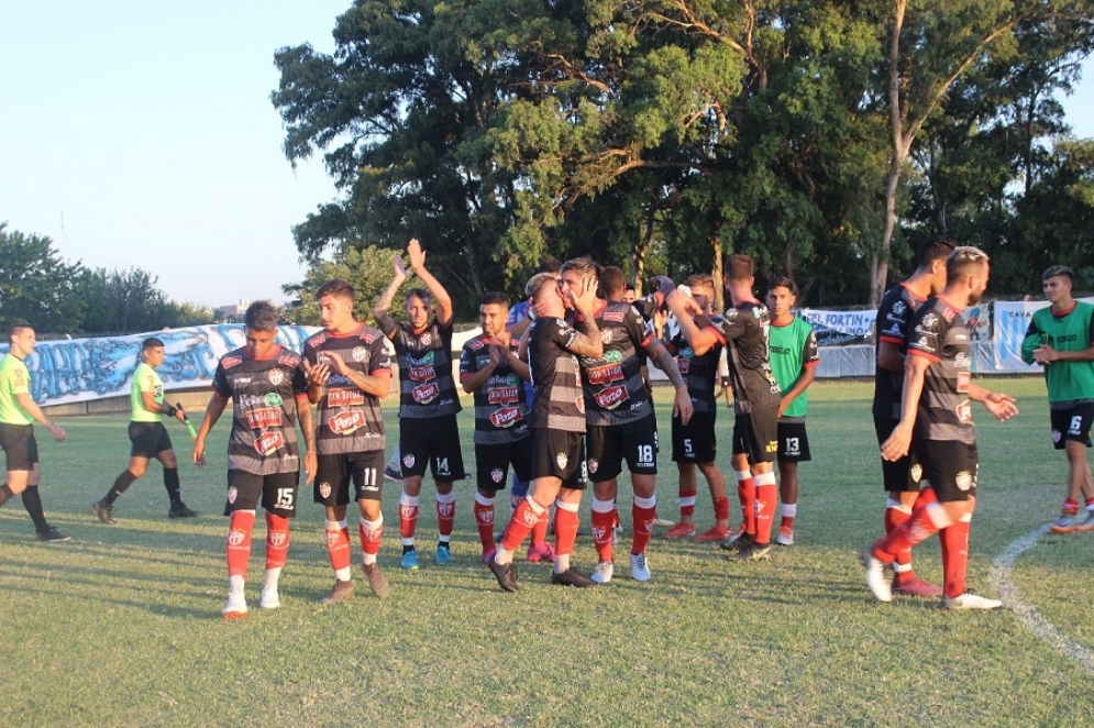 Los jugadores de Ca&ntilde;uelas tras haber logrado el ag&oacute;nico empate. 