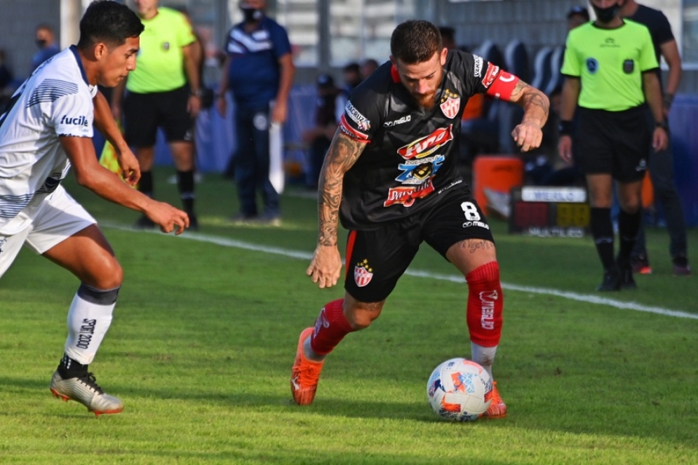 Diego Aguirre anot&oacute; a de cabeza. Ph: Jony Arga&ntilde;araz.