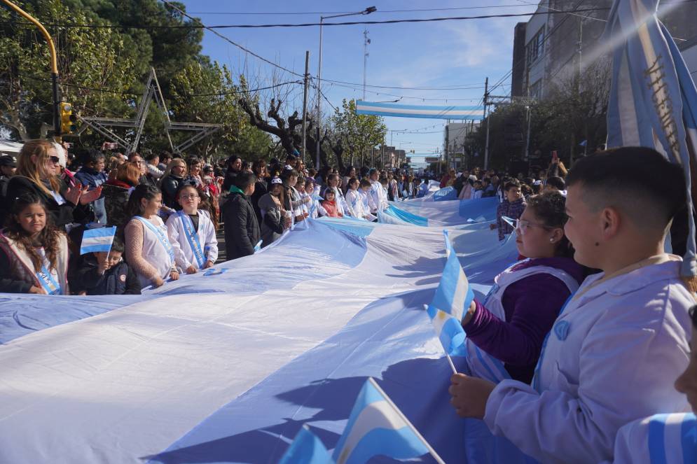 Una enorme bandera sostenida por los estudiantes.