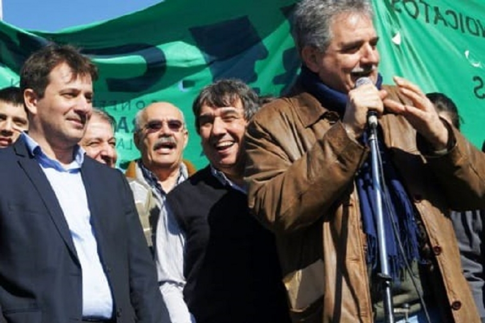 Ferro y "Cholo" Garcia (atr&aacute;s), el secretario general de la FESIMUBO.