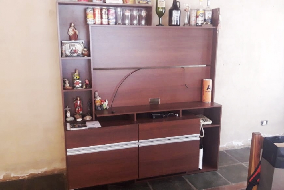 El rack de TV vac&iacute;o tras el robo.