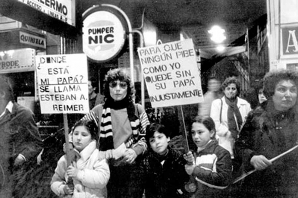 Maruca Ramos junto a sus hijos, en una de las tantas movilizaciones en la Ciudad de Buenos Aires, pidiendo por la aparici&oacute;n de Esteban Reimer. 