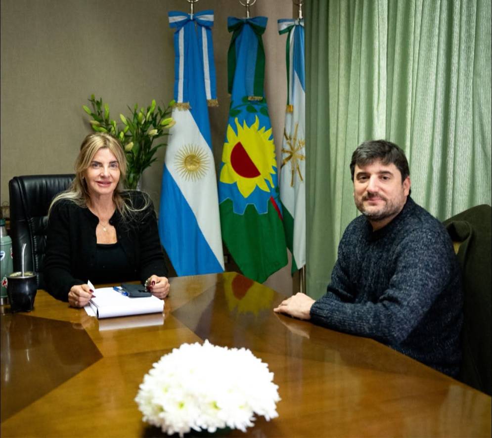 La intendenta recibi&oacute; a Rizzi en su despacho.