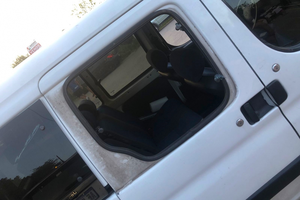 La camioneta da&ntilde;ada, despu&eacute;s del atraco de los ladrones.