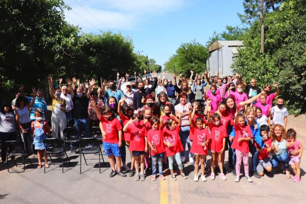 Vecinos, ni&ntilde;os y referentes barriales participaron del corte de cinta.