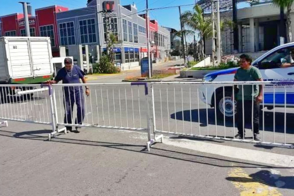 Municipales cortando la calle Mariano Castex en la puerta del shopping "Las Toscas".