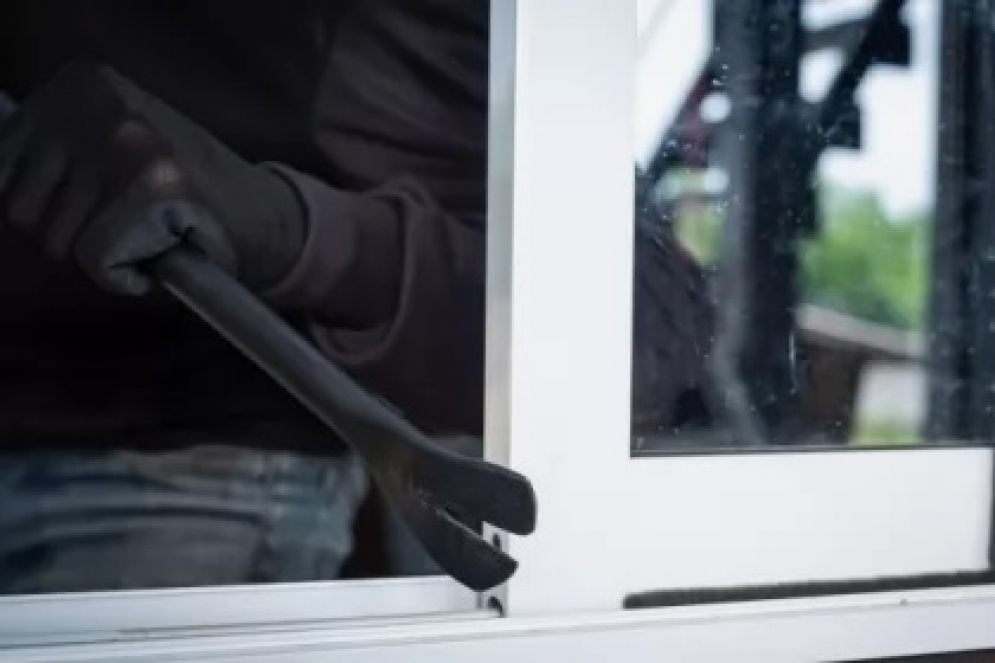 Entr&oacute; por el frente del domicilio.