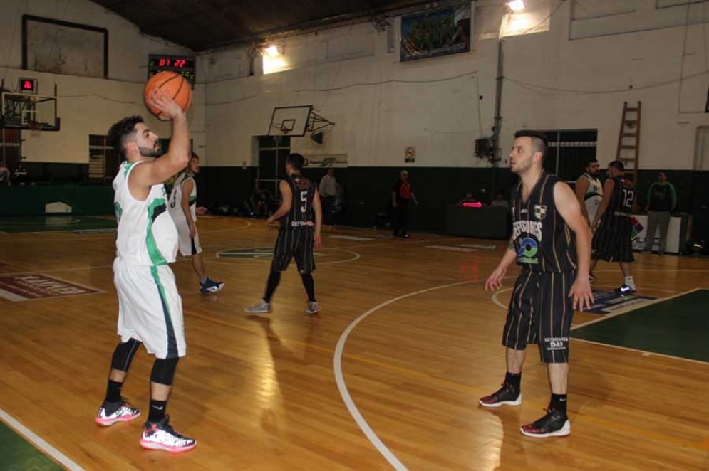 Mat&iacute;as Vicente conduce el ataque de Juventud. 