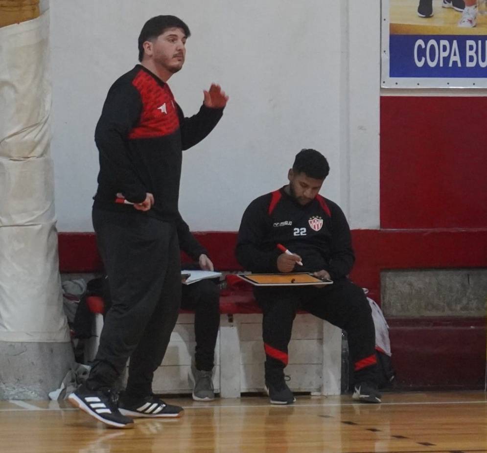 El cuerpo t&eacute;cnico albirrojo tom&oacute; nota de la derrota.
