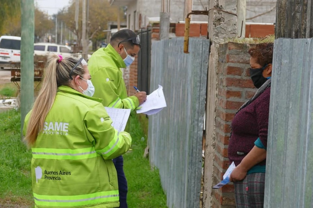 Los agentes provinciales realizan el relevamiento casa por casa. 