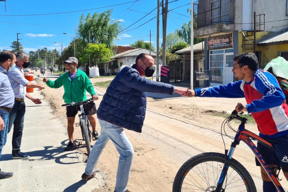 Arrieta saludando a vecinos en el inicio de la obra de Avenida San Juan, que al d&iacute;a de hoy est&aacute; pr&aacute;cticamente terminada. 