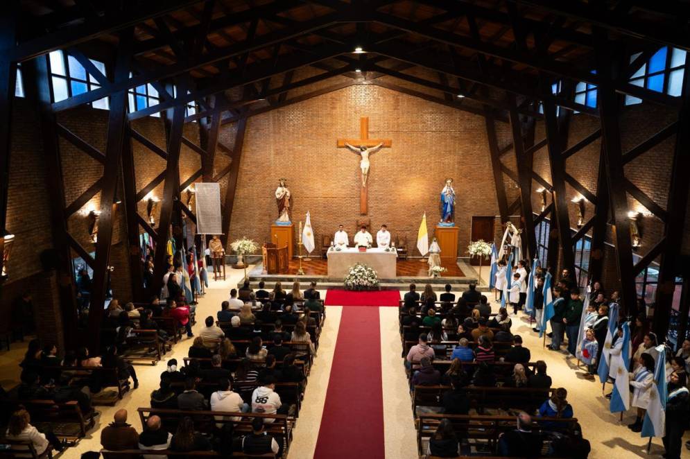 La iglesia llena de feligreses.