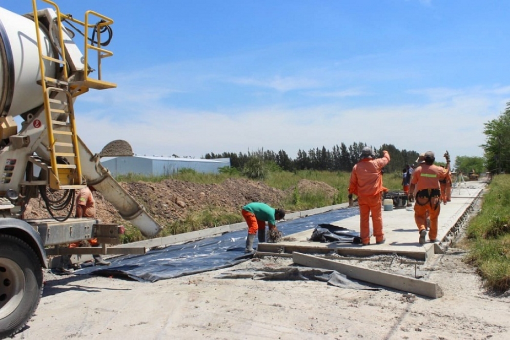 Obra asf&aacute;ltica en el barrio Combate de los Pozos, de M&aacute;ximo Paz.