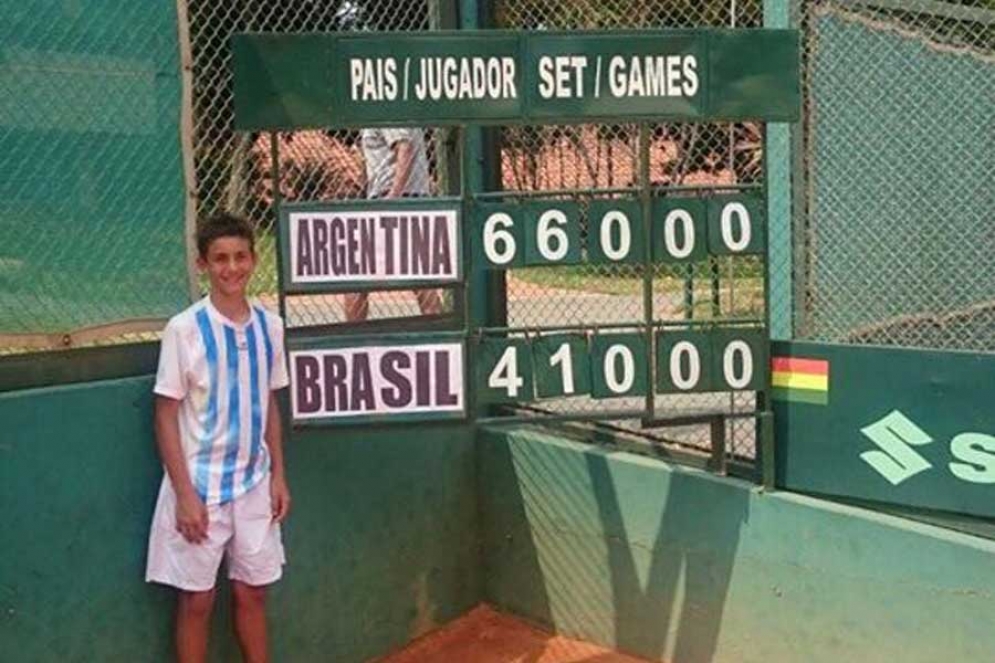 Nicol&aacute;s Eli junto al cartel que marca la victoria de Argentina sobre Brasil. 