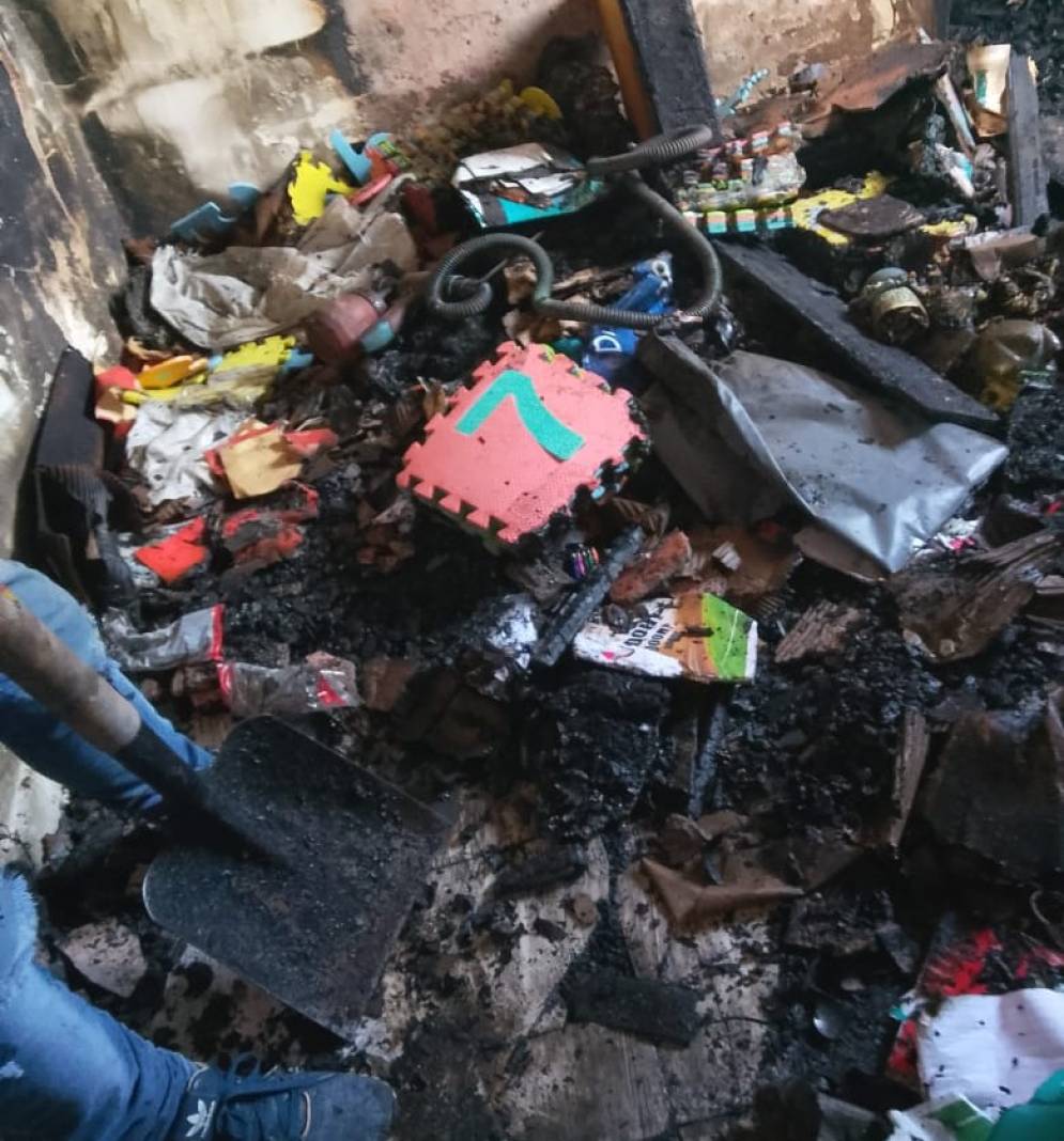 Las llamas se devoraron el interior del departamento.