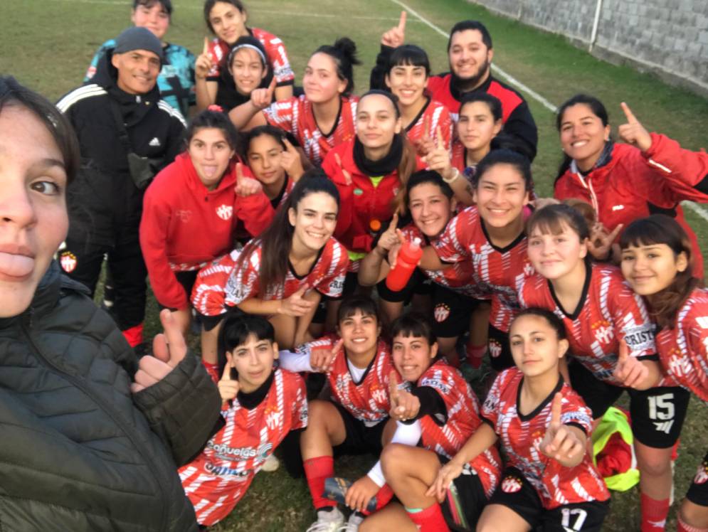 El plantel, junto al DT Lorenzo (de gorro) y al ayudante de campo Mat&iacute;as Iriarte.
