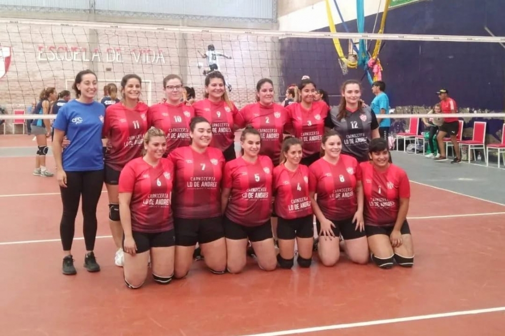 La Primera, a segundos del saque inicial.