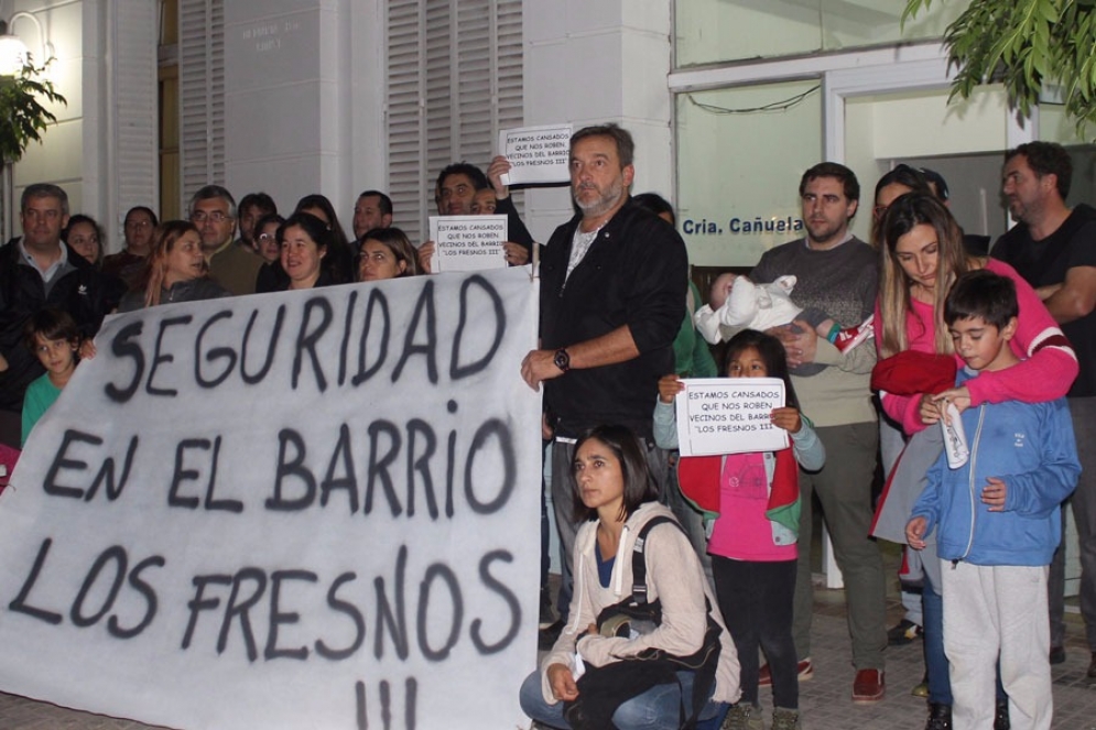 Los vecinos en la puerta de la Comisar&iacute;a. 