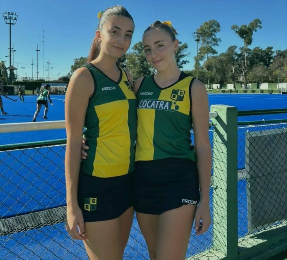 Las chicas de la superior en la previa al partido disputado en el predio de Luis Guill&oacute;n.
