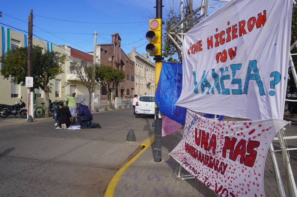 La mam&aacute; de Vanesa sobre Del Carmen. El transito estuvo interrumpido parcialmente.