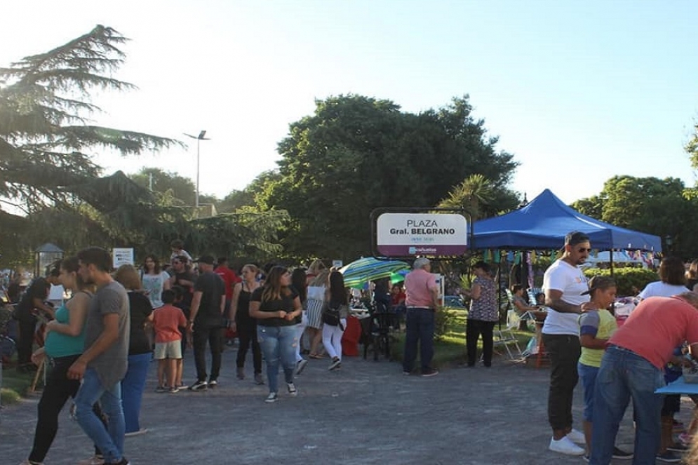 La feria atrae la atenci&oacute;n de muchos vecinos que se acercan a recorrerla en cada una de sus ediciones. 