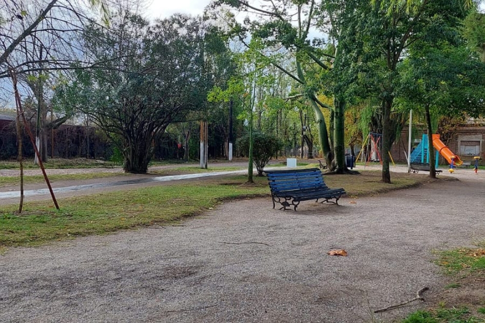 El malechor estaba sentado en uno de los bancos del centro de la plazita ubicada a metros de la estaci&oacute;n de trenes.