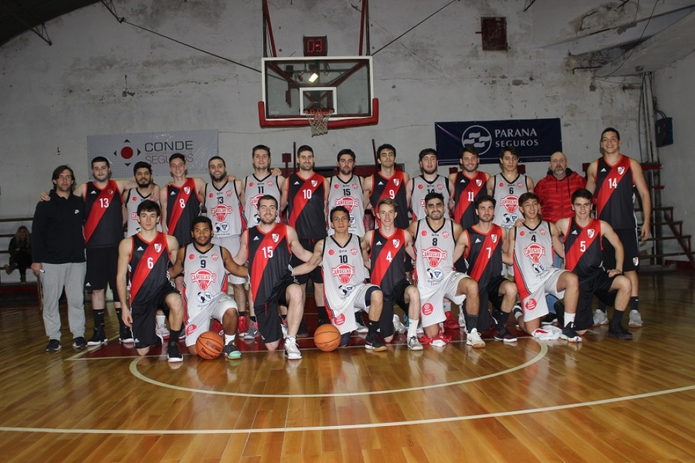 Ambos planteles posaron juntos para la foto.