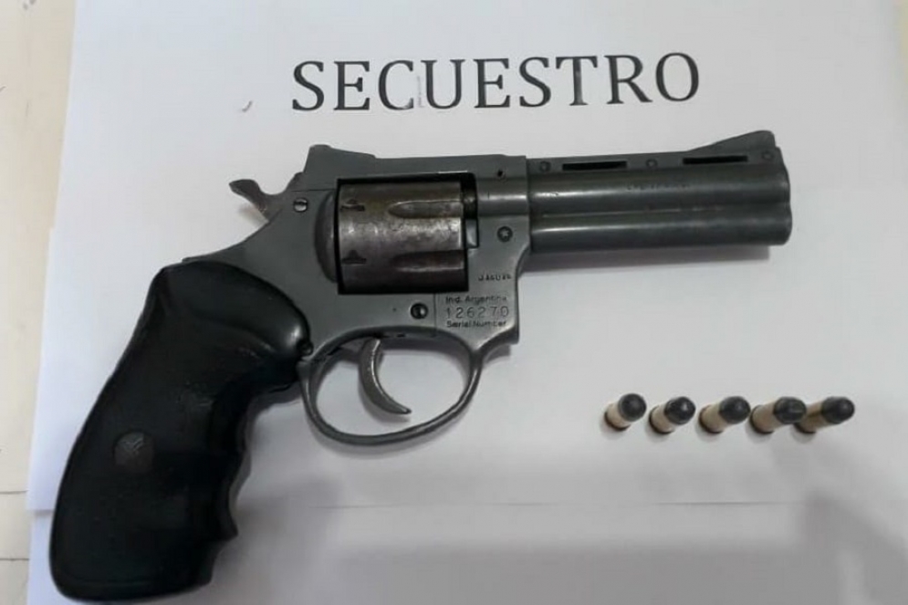 El rev&oacute;lver incautado con las cinco municiones.