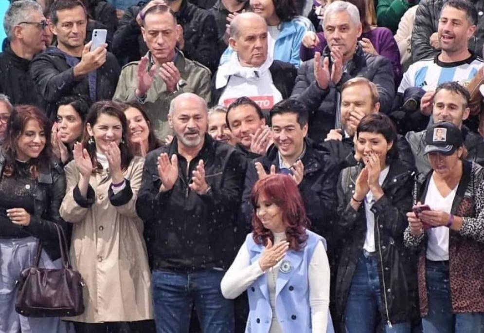 Cristina saluda a la multitud que la sigui&oacute; bajo la lluvia.