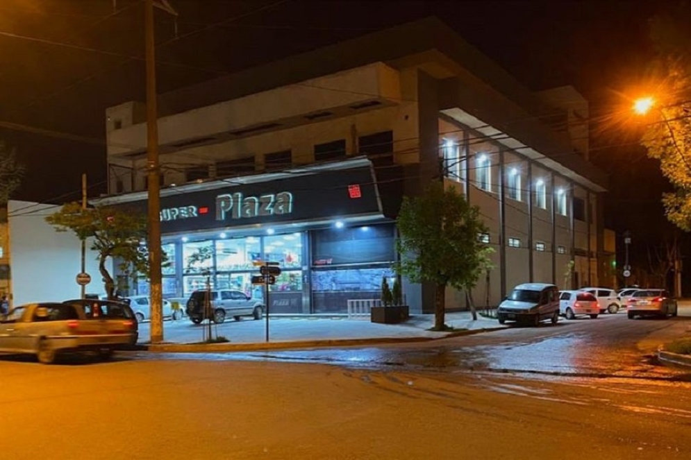 "Super Plaza", ubicado en Alem al 800, frente al Parque de la Salud.