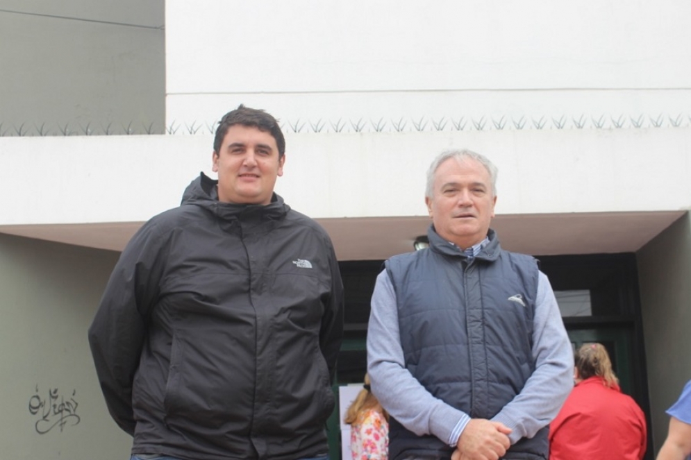 Iturmendi y Rizzi juntos en el ingreso de la Escuela N&deg;27. 