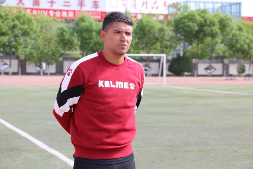 Garc&iacute;a dirigiendo en el f&uacute;tbol infantil chino.