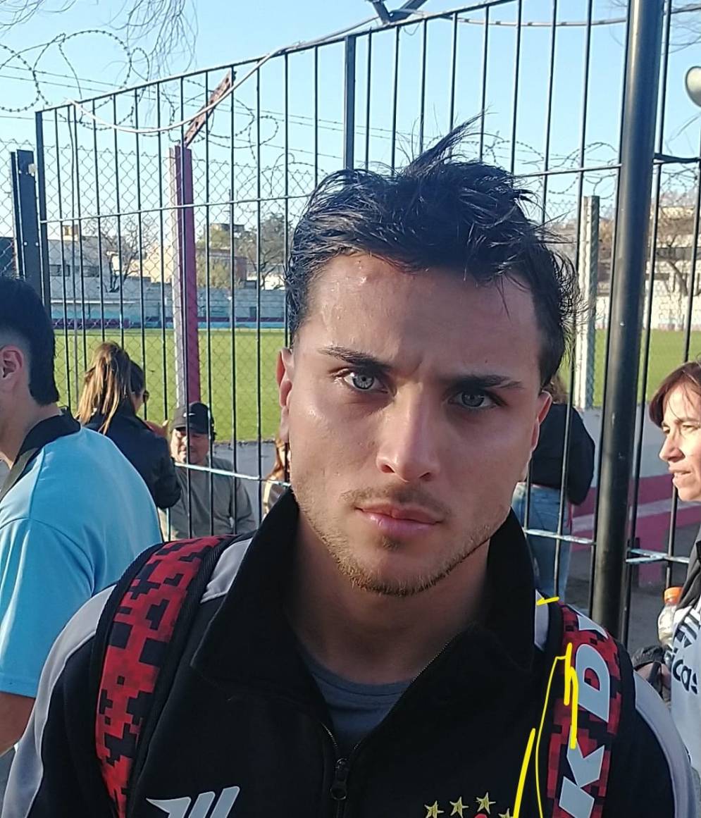 Jug&oacute; como lateral volante por izquierda en la l&iacute;nea&nbsp;de&nbsp;cinco.