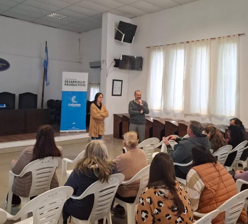 Carnevale y Marcelo Di Gi&aacute;como, funcionario municipal, en plena exposici&oacute;n.