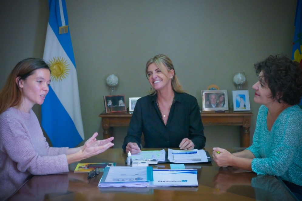 Fassi junto a Rojo y a la licenciada en Comunicaci&oacute;n Social, escritora, docente y actualmente Diputada del PARLASUR, Cecilia Merch&aacute;n.