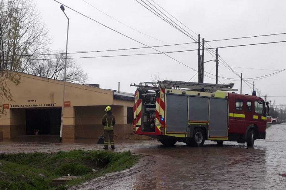 Los Bomberos en la puerta de la escuela. 
