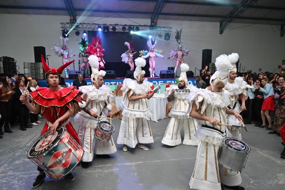 "Mar&iacute; Mar&iacute;" actuando en el predio de la UTA. 