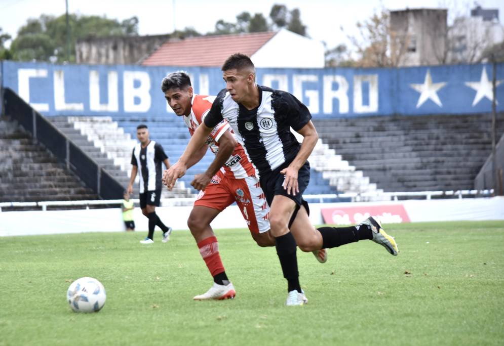 Aaron Barquett, en el podio de CFC. Tuvo dos cierres cruciales para evitar el grito de F&eacute;nix. (FOTO: @gloriosso.fotografia).