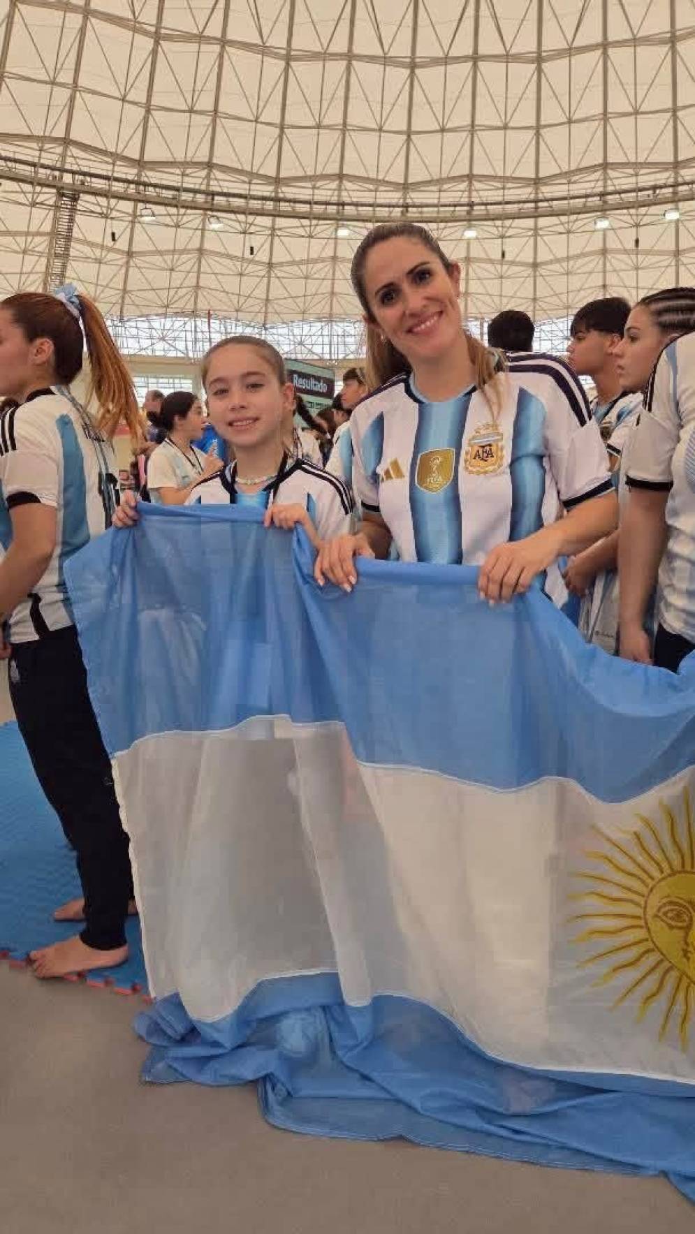Madre e hija, posando con la insignia nacional.