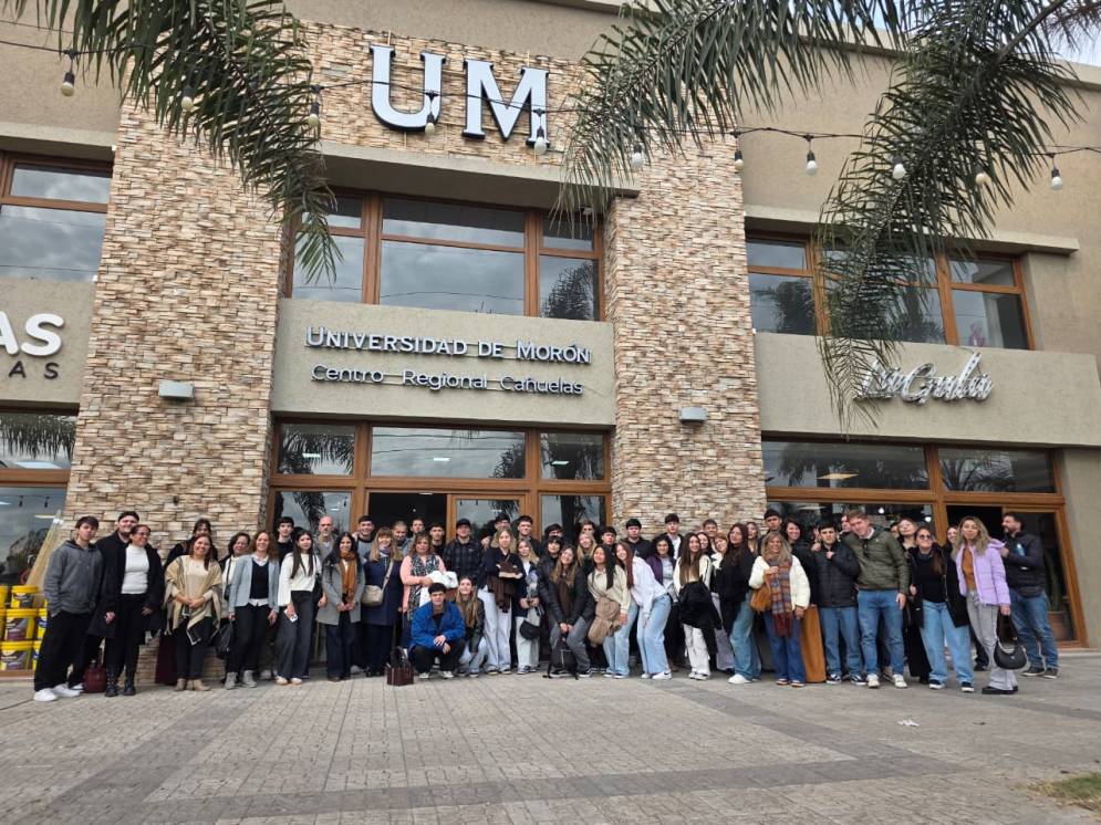 Foto grupal. Universitarios y disertantes, tras la jornada.